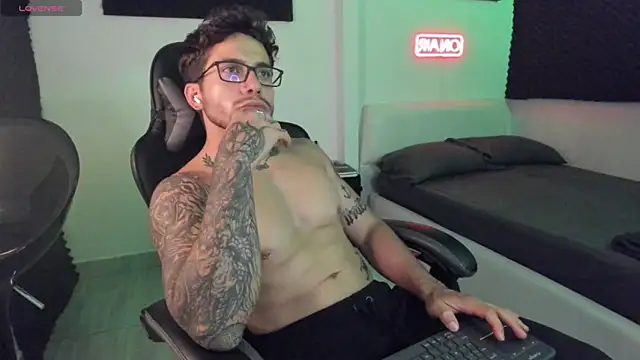 Snapshot of LucianSinclair chatting on 11/26/25, 02:56 LucianSinclair online show from 11/26/25, 02:56