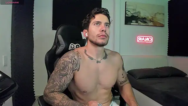 Snapshot of LucianSinclair chatting on 11/29/25, 02:25 LucianSinclair online show from 11/29/25, 02:25