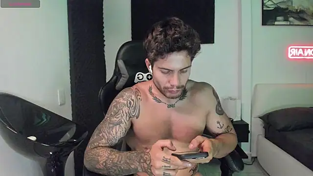 Snapshot of LucianSinclair chatting on 12/02/25, 04:07 LucianSinclair online show from 12/02/25, 04:07