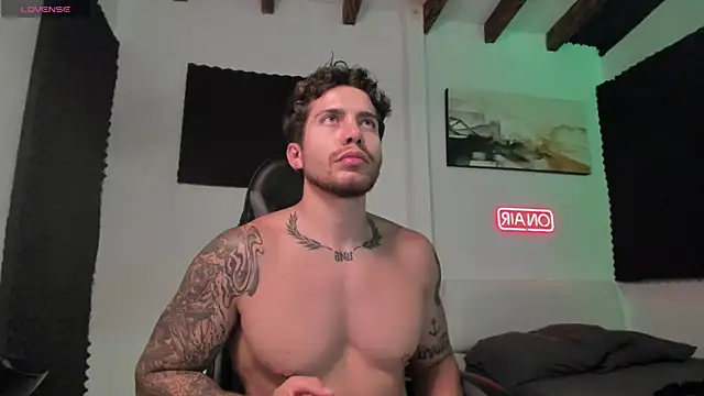 Snapshot of LucianSinclair chatting on 12/04/25, 02:54 LucianSinclair online show from 12/04/25, 02:54