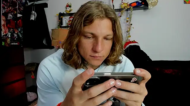 Snapshot of Tom_Krakow chatting on 12/12/24, 06:31 Tom Krakow online show from 12/12/24, 06:31