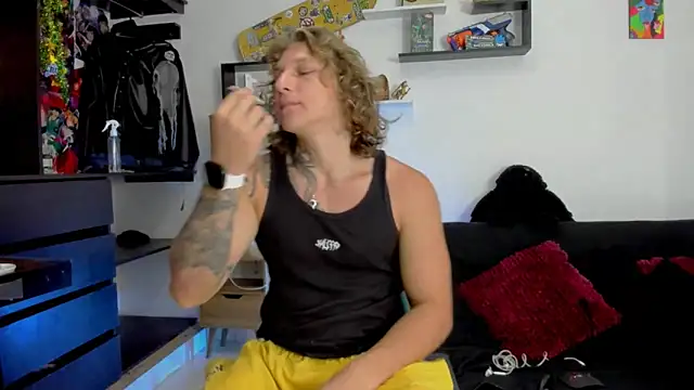 Snapshot of Tom_Krakow chatting on 01/09/25, 03:01 Tom Krakow online show from 01/09/25, 03:01