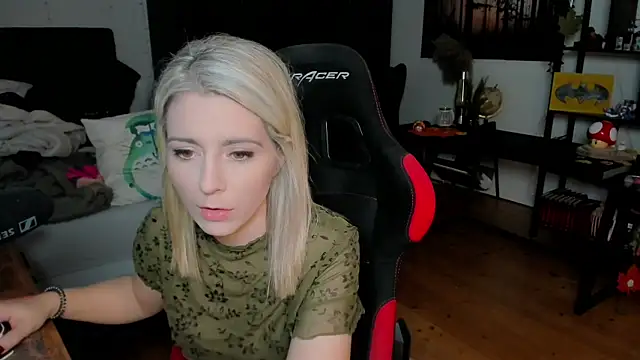 Lisaonthemoon online show from 10/18/25, 01:56