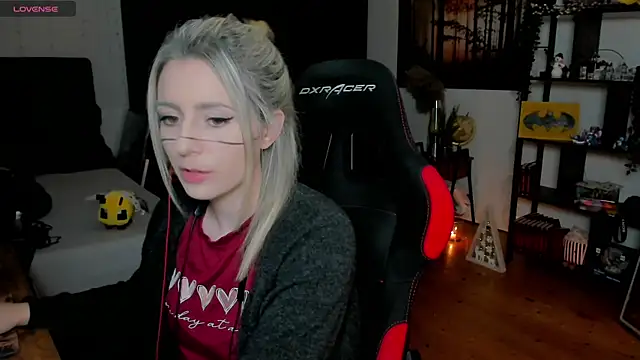 Lisaonthemoon online show from 11/30/25, 08:24