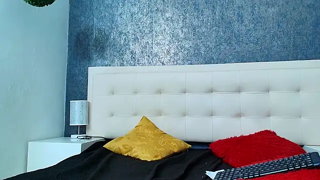 Snapshot of Cloeandtyfanny chatting on 01/18/26, 01:09 Cloeandtyfanny online show from 01/18/26, 01:09