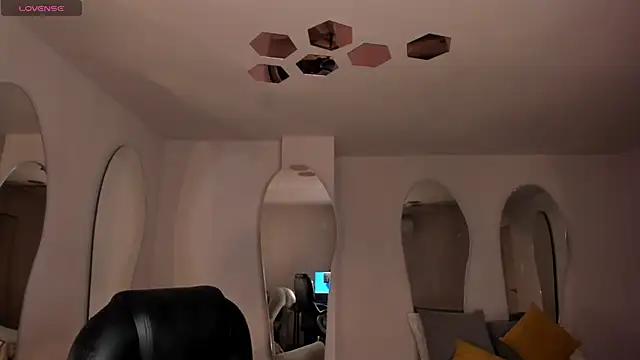 Snapshot of PaulinaSantos_ chatting on 11/02/25, 05:15 PaulinaSantos  online show from 11/02/25, 05:15