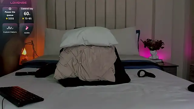 Snapshot of romina-brunette chatting on 01/15/26, 07:28 romina-brunette online show from 01/15/26, 07:28