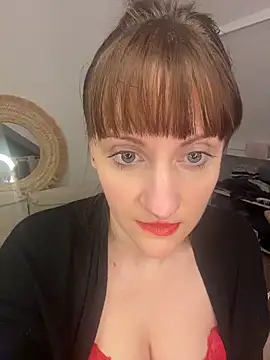 Snapshot of victoirenextdoor chatting on 12/02/25, 09:32 victoirenextdoor online show from 12/02/25, 09:32