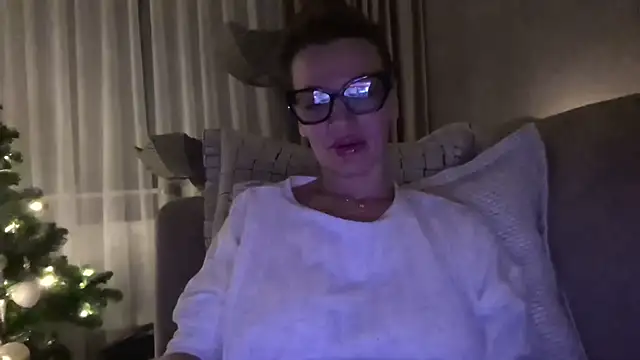 SweetMonicaUK online show from 12/15/25, 10:47