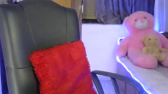 Snapshot of Black_cat_cutie chatting on 10/31/25, 06:03 Black cat cutie online show from 10/31/25, 06:03