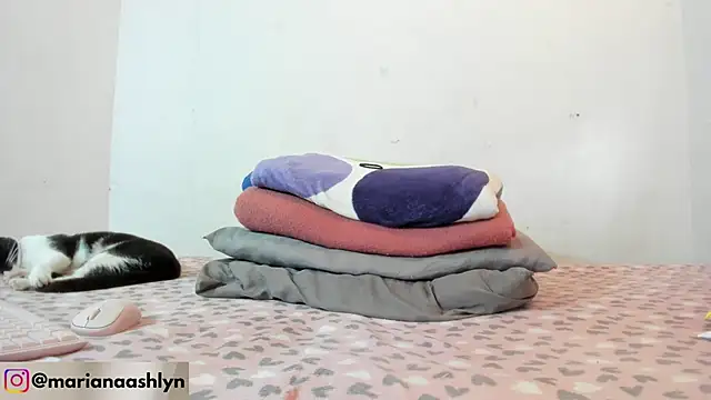 Melaniegirl17 online show from 10/14/25, 07:14