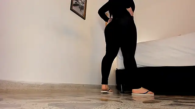 Snapshot of leslie_k chatting on 03/11/25, 06:00 leslie k online show from 03/11/25, 06:00