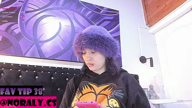 Snapshot of hey_noraly chatting on 06/15/26, 04:15 hey noraly online show from 06/15/26, 04:15