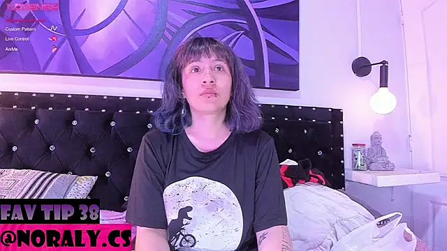 Snapshot of hey_noraly chatting on 06/19/26, 04:17 hey noraly online show from 06/19/26, 04:17