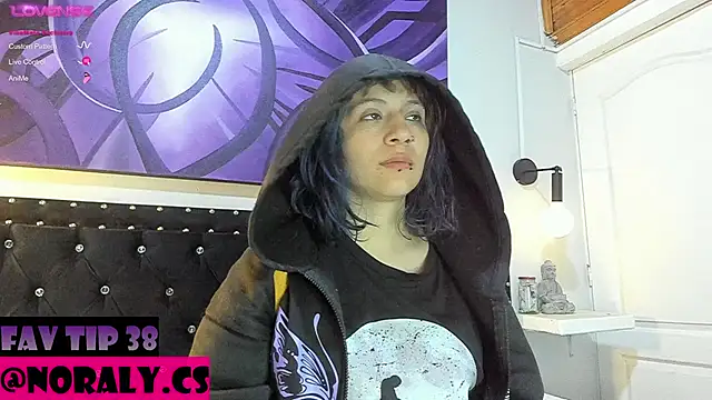 Snapshot of hey_noraly chatting on 06/20/26, 04:04 hey noraly online show from 06/20/26, 04:04