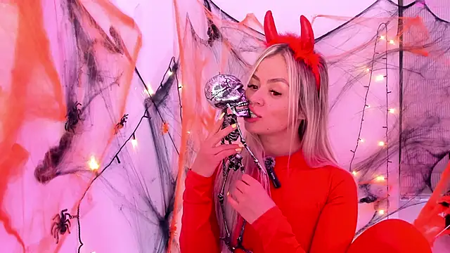 Snapshot of nicole_valencia_ chatting on 10/27/25, 10:52 nicole valencia online show from 10/27/25, 10:52