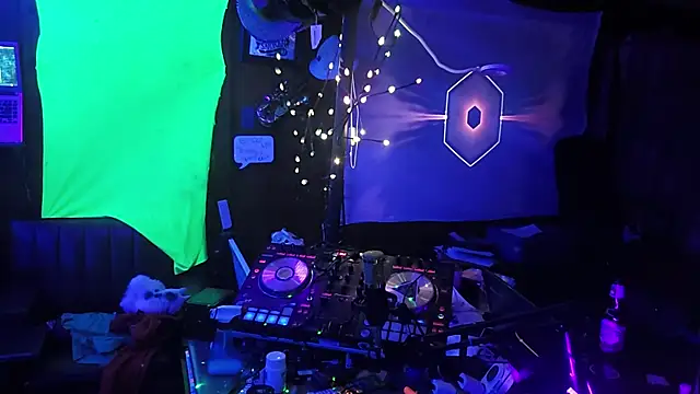 Snapshot of tayshie chatting on 02/08/25, 11:22 tayshie online show from 02/08/25, 11:22