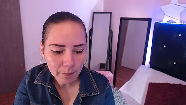 camila delarosa online show from 11/19/25, 07:03