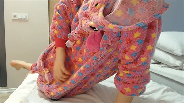 Snapshot of Kunimitsuu_ chatting on 01/15/25, 12:19 Kunimitsuu online show from 01/15/25, 12:19
