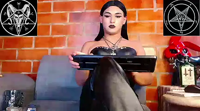 Snapshot of Domina_Lilith chatting on 02/20/25, 05:18 Domina Lilith online show from 02/20/25, 05:18