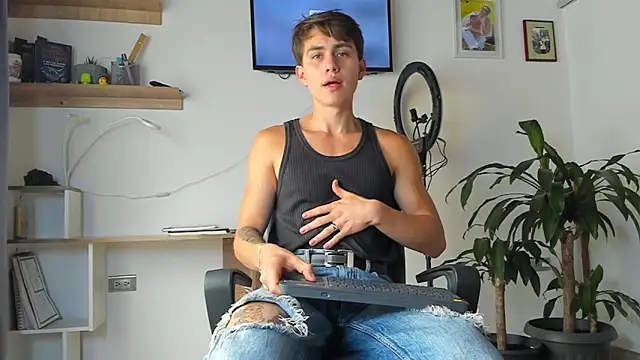 Snapshot of manucute_23_ chatting on 10/28/25, 03:04 manucute 23 online show from 10/28/25, 03:04