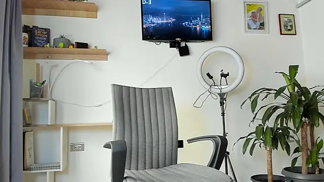 Snapshot of manucute_23_ chatting on 11/12/25, 03:23 manucute 23 online show from 11/12/25, 03:23