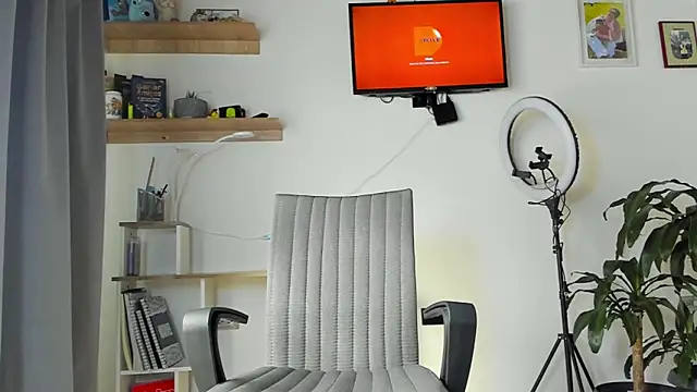 Snapshot of manucute_23_ chatting on 11/30/25, 04:44 manucute 23 online show from 11/30/25, 04:44