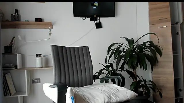 manucute 23  online show from 05/06/26, 07:30