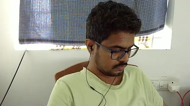 Snapshot of The_SHY_uncut chatting on 12/21/25, 10:11 The SHY uncut online show from 12/21/25, 10:11