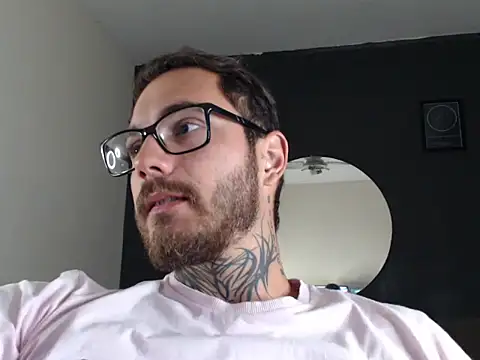 Snapshot of clark_r chatting on 09/25/25, 11:52 clark r online show from 09/25/25, 11:52