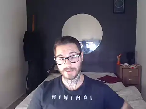 Snapshot of clark_r chatting on 11/25/25, 01:05 clark r online show from 11/25/25, 01:05