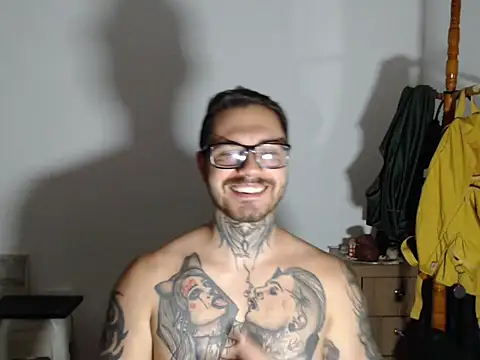 Snapshot of clark_r chatting on 01/16/26, 12:47 clark r online show from 01/16/26, 12:47