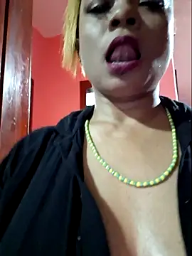 Snapshot of gatadeojosclaros chatting on 10/20/25, 11:38 gatadeojosclaros online show from 10/20/25, 11:38