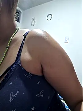 Snapshot of gatadeojosclaros chatting on 02/14/26, 03:03 gatadeojosclaros online show from 02/14/26, 03:03