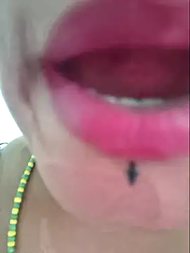 Snapshot of gatadeojosclaros chatting on 03/16/26, 01:00 gatadeojosclaros online show from 03/16/26, 01:00