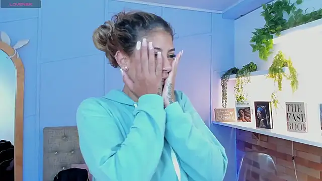 Snapshot of Georgina-coule chatting on 12/22/24, 12:05 Georgina-coule online show from 12/22/24, 12:05