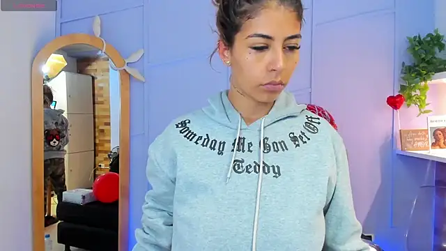 Snapshot of Georgina-coule chatting on 02/17/25, 12:16 Georgina-coule online show from 02/17/25, 12:16