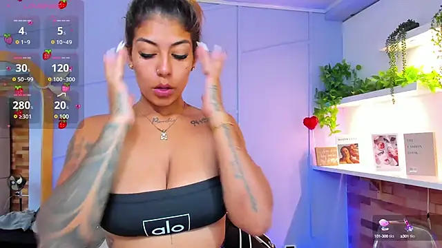 Snapshot of Georgina-coule chatting on 02/21/25, 12:06 Georgina-coule online show from 02/21/25, 12:06