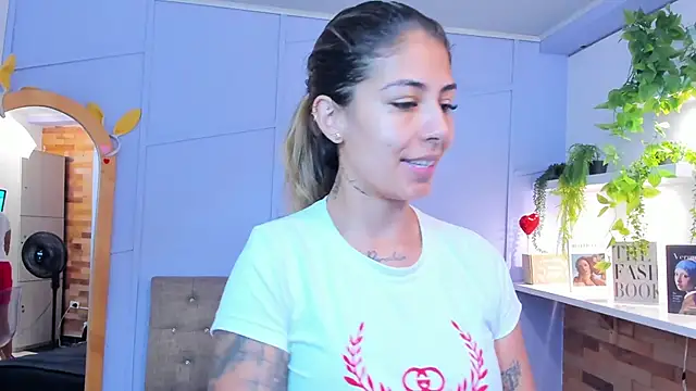 Snapshot of Georgina-coule chatting on 09/17/25, 03:24 Georgina-coule online show from 09/17/25, 03:24