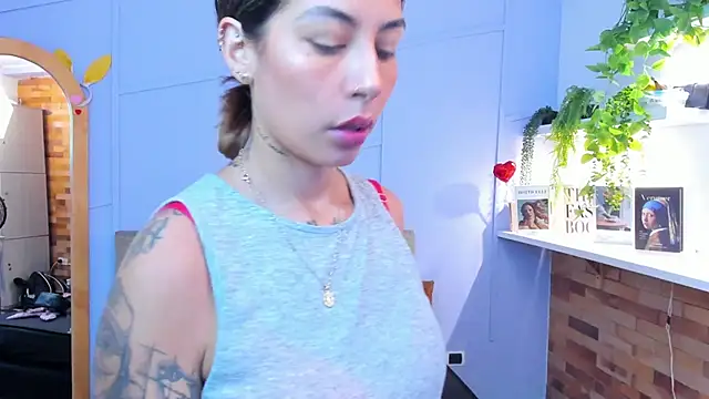 Snapshot of Georgina-coule chatting on 10/21/25, 01:23 Georgina-coule online show from 10/21/25, 01:23