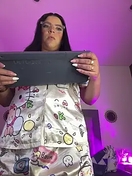 Snapshot of Kylie2211 chatting on 03/17/25, 12:14 Kylie2211 online show from 03/17/25, 12:14