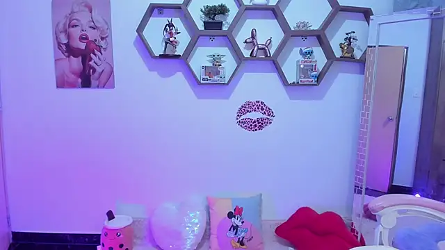Snapshot of SharonSander chatting on 04/02/26, 11:35 SharonSander online show from 04/02/26, 11:35