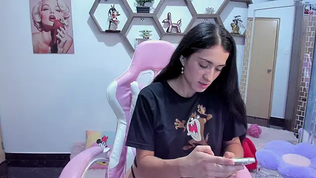 Snapshot of SharonSander chatting on 05/07/26, 12:27 SharonSander online show from 05/07/26, 12:27