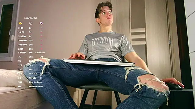 Snapshot of ChristianLevine_ chatting on 12/01/25, 04:39 ChristianLevine online show from 12/01/25, 04:39