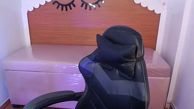 Snapshot of carlie_mayer_v chatting on 12/18/25, 04:18 carlie mayer v online show from 12/18/25, 04:18