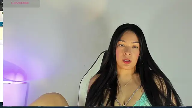 Snapshot of bella_hadid1_ chatting on 02/22/25, 07:03 bella hadid1  online show from 02/22/25, 07:03