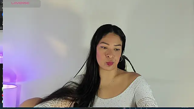 Snapshot of bella_hadid1_ chatting on 03/02/25, 01:38 bella hadid1  online show from 03/02/25, 01:38