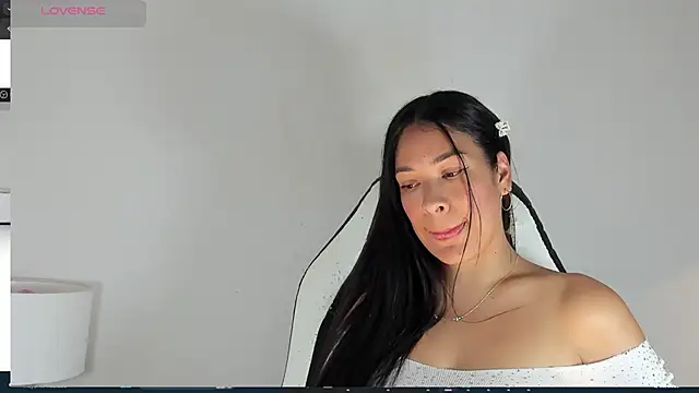 Snapshot of bella_hadid1_ chatting on 03/02/25, 09:01 bella hadid1  online show from 03/02/25, 09:01