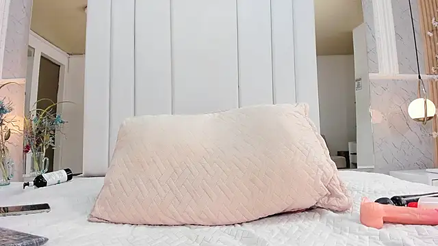 Snapshot of LiaObrien chatting on 02/24/25, 11:30 LiaObrien online show from 02/24/25, 11:30