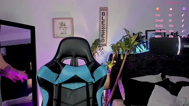 Snapshot of devlin_violett chatting on 02/19/25, 03:39 devlin violett online show from 02/19/25, 03:39